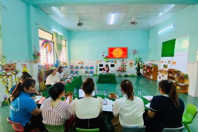 🌿 SINH HOẠT CHI BỘ THƯỜNG KỲ – THÁNG 4/2026 🌿  Chi bộ Trường Mầm non Trà Hiệp tổ chức sinh hoạt định kỳ tháng 4 năm 2026 với sự tham gia đầy đủ của các đồng chí đảng viên trong chi bộ, cùng sự tham dự của đồng chí Nguyễn Thị Minh Hiếu- Đảng uỷ viên- Phó Chánh văn phòng đảng uỷ xã Thanh Bồng.                                                  Buổi sinh hoạt do đồng chí Nguyễn Thị Thanh Thuỳ, Bí thư chi bộ, hiệu trưởng nhà trường chủ trì. Tại buổi sinh hoạt, các đảng viên được nghe thông tin thời sự về các nhiệm vụ triển khai trong tháng 4/2026, đồng thời quán triệt triển khai một số văn bản chỉ đạo của các cấp. Chi bộ đã tập trung đánh giá kết quả thực hiện Nghị quyết tháng 3 của chi bộ, đồng thời triển khai phương hướng, nhiệm vụ trọng tâm tháng 4. Nội dung sinh hoạt được chuẩn bị chu đáo, bám sát nhiệm vụ chính trị của đơn vị, đặc biệt nhấn mạnh việc nâng cao chất lượng chăm sóc – giáo dục trẻ, đổi mới phương pháp giảng dạy và tăng cường ứng dụng công nghệ trong công tác chuyên môn.  Bên cạnh đó, các đồng chí đảng viên đã tích cực thảo luận, đóng góp ý kiến xây dựng chi bộ ngày càng vững mạnh, phát huy tinh thần trách nhiệm, đoàn kết, nêu cao vai trò tiên phong gương mẫu.  Buổi sinh hoạt diễn ra nghiêm túc, đúng quy định, thể hiện tinh thần trách nhiệm cao của tập thể chi bộ Trường Mầm non Trà Hiệp, góp phần thực hiện thắng lợi nhiệm vụ chính trị năm 2026. Phát biểu chỉ đạo tại buổi sinh hoạt đồng chí Nguyễn Thị Minh Hiếu, phó chánh văn phòng Đảng uỷ, biểu dương tinh thần trách nhiệm và những kết quả mà chi bộ đã đạt được trong tháng qua, đồng thời tiếp tục phát huy tinh thần đoàn kết để thực hiện thắng lợi nhiệm vụ tháng 4  Thay mặt chi bộ, đồng chí Nguyễn Thị Thanh Thuỳ bí thư chi bộ nghiêm túc tiếp thu ý kiến chỉ đạo và cam kết tiếp tục phát huy tinh thần đoàn kết, đổi mới, sáng tạo, hoàn thành tốt nhiệm vụ chính trị được giao.  #SinhHoatChiBo #Thang4_2026 #TruongMamNon #DangUyThanhBong