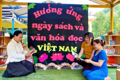 TRƯỜNG MẦM NON TRÀ HIỆP HƯỞNG ỨNG NGÀY SÁCH VÀ VĂN HÓA ĐỌC VIỆT NAM NĂM 2026 XÂY DỰNG “GÓC THƯ VIỆN THÂN THIỆN” CHO TRẺ  Thực hiện Kế hoạch tổ chức các hoạt động hưởng ứng Ngày Sách và Văn hóa đọc Việt Nam năm 2026 trên địa bàn xã Thanh Bồng, Trường Mầm non Trà Hiệp đã tích cực triển khai nhiều hoạt động thiết thực, trong đó nổi bật là việc xây dựng và phát huy hiệu quả “Góc thư viện thân thiện” tại các lớp học.  Với mục tiêu hình thành thói quen đọc sách ngay từ lứa tuổi mầm non, nhà trường đã chỉ đạo giáo viên các lớp chủ động thiết kế góc thư viện phù hợp với đặc điểm tâm sinh lý của trẻ. Không gian được bố trí sinh động, gần gũi với các loại sách truyện tranh, sách kỹ năng, sách khám phá khoa học đơn giản… giúp trẻ dễ dàng tiếp cận và hứng thú tham gia.  Tại “Góc thư viện”, trẻ được:  • Tự do lựa chọn sách theo sở thích  • Nghe cô kể chuyện, đọc thơ, xem tranh  • Tham gia các hoạt động kể chuyện sáng tạo, đóng vai nhân vật  • Rèn luyện kỹ năng giao tiếp, phát triển ngôn ngữ và trí tưởng tượng  Bên cạnh đó, nhà trường còn đẩy mạnh công tác tuyên truyền đến phụ huynh về vai trò của việc đọc sách, khuyến khích gia đình cùng đồng hành xây dựng thói quen đọc sách cho trẻ ngay tại nhà.  Hoạt động xây dựng “Góc thư viện thân thiện” không chỉ góp phần nâng cao chất lượng giáo dục mà còn lan tỏa giá trị của văn hóa đọc trong cộng đồng. Đây là một trong những nội dung thiết thực nhằm hưởng ứng Ngày Sách và Văn hóa đọc Việt Nam, góp phần hình thành thế hệ trẻ yêu sách, ham học hỏi và phát triển toàn diện.  Trong thời gian tới, Trường Mầm non Trà Hiệp sẽ tiếp tục duy trì và phát triển các hoạt động liên quan đến văn hóa đọc, tạo môi trường học tập tích cực, thân thiện, giúp trẻ phát triển toàn diện về trí tuệ, cảm xúc và kỹ năng sống.