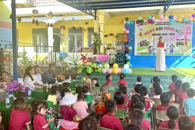 🌈 NGÀY HỘI TỔNG KẾT NĂM HỌC 2025 – 2026 🌈 Trường Mầm non Trà Hiệp  Một năm học khép lại với thật nhiều tiếng cười, những bài học đầu đời và biết bao khoảnh khắc đáng yêu của các bé ❤️ Hôm nay, cô và trò Trường Mầm non Trà Hiệp đã cùng nhau tham dự Lễ tổng kết năm học 2025 – 2026 trong không khí vui tươi, ấm áp và đầy ý nghĩa.  Nhà trường vinh dự được đón tiếp: 🌷 Đồng chí Lê Anh Chiến, Phó Bí Thư Đảng uỷ- Chủ tịch UBND xã Thanh Bồng 🌷 Đồng chí Nguyễn Thị Minh Hiếu, Phó Chánh văn phòng Đảng ủy- Đảng ủy viên phụ trách chi bộ Trường Mầm non Trà Hiệp.  Sự quan tâm, động viên của quý lãnh đạo chính là nguồn động lực để tập thể nhà trường tiếp tục nỗ lực chăm sóc, nuôi dưỡng và giáo dục các con ngày càng tốt hơn.  Khép lại một năm học với nhiều yêu thương, các bé đã thêm khôn lớn, mạnh dạn và tự tin hơn mỗi ngày. Xin cảm ơn quý phụ huynh đã luôn đồng hành cùng nhà trường trên hành trình chăm sóc những “mầm non” tương lai 🌱  Chúc các con có một mùa hè thật vui, khỏe mạnh và nhiều trải nghiệm đáng nhớ ☀️💕
