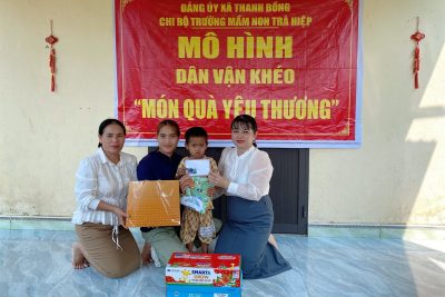 MÓN QUÀ YÊU THƯƠNG – LAN TỎA TINH THẦN DÂN VẬN KHÉO  Thực hiện mô hình “Dân vận khéo” do Chi bộ Trường Mầm non Trà Hiệp phát động, tập thể cán bộ, giáo viên, nhân viên nhà trường đã chung tay đóng góp kinh phí để trao tặng những phần quà ý nghĩa gồm sữa, quần áo, bánh kẹo và tiền mặt đến các em học sinh có hoàn cảnh khó khăn, mắc bệnh tật trên địa bàn.  Mỗi món quà tuy giá trị không lớn nhưng chứa đựng tình yêu thương, sự sẻ chia và trách nhiệm của tập thể nhà trường đối với các em. Đây không chỉ là sự hỗ trợ về vật chất mà còn là nguồn động viên tinh thần, giúp các em và gia đình có thêm niềm tin, nghị lực vươn lên trong cuộc sống.  Hoạt động là minh chứng cho sự lãnh đạo, định hướng của Chi bộ trong việc phát huy tinh thần đoàn kết, nhân ái, góp phần lan tỏa những giá trị tốt đẹp của mô hình “Dân vận khéo”, xây dựng môi trường giáo dục giàu tình yêu thương và trách nhiệm với cộng đồng.  ❤️ Cho đi là còn mãi – Một món quà trao đi, một niềm vui được nhân lên. ❤️